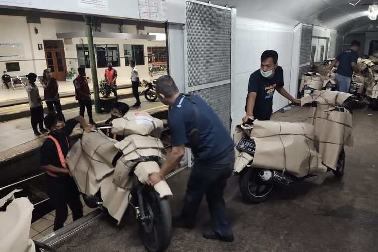 Dok Humas KAI : proses penurunan motor di stasiun penyedia layanan motor gratis 