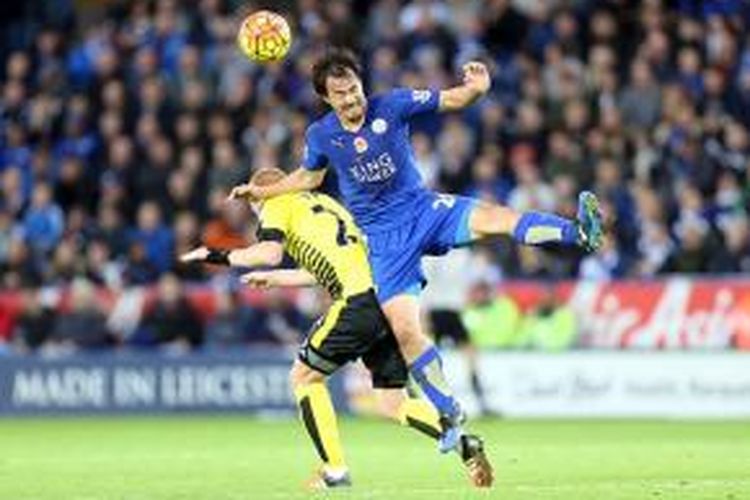 Shinji Okazaki beradu bola udara dengan Ben Watson saat Leicester menang atas Watford, Sabtu (7/11/2015). 