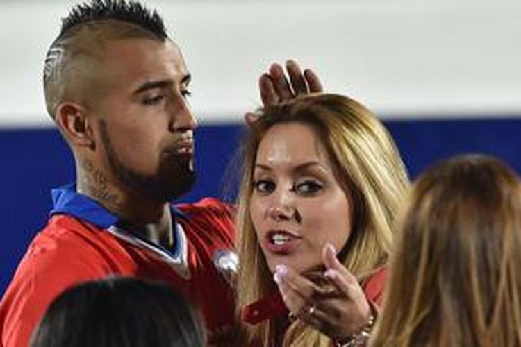 Arturo Vidal bersama sang istri, Maria Teresa Matus, merayakan keberhasilan Cile juara. 