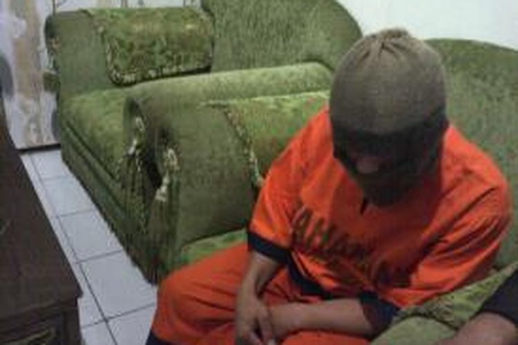 Pelaku pencabulan 8 anak panti asuhan di Kabupaten Malang, yang dibekuk polisi Polres Malang. Selasa (1/4/2014).