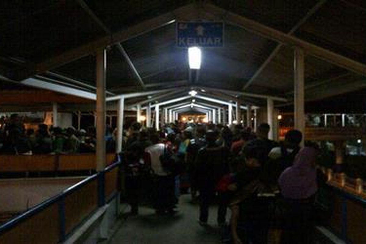 Penumpang memasuki kapal roro di Pelabuhan Bakauheni, Lampung, Rabu (22/8/2012) malam. Arus balik di Pelabuhan Penyeberangan Bakauheni malam ini terus meningkat menjelang tengah malam.