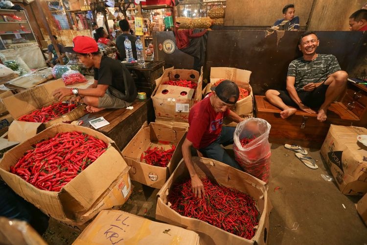 Suasana lapak penjual cabai merah keriting di Pasar Induk Kramat Jati, Jakarta, Selasa (28/6/2022). Harga cabai di Jakarta mengalami kenaikan beberapa minggu terakhir. Harga cabai merah keriting tembus hingga Rp 95.000 per kilogram.