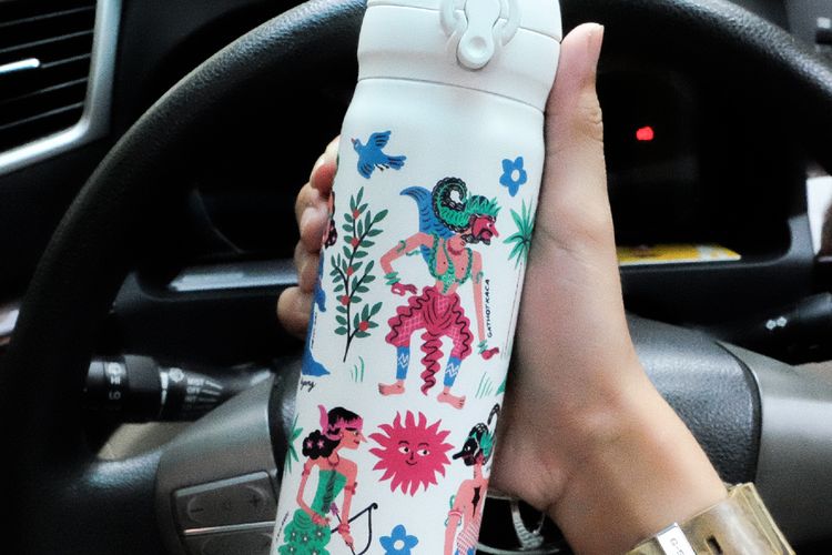 Tumbler terbaru dari Thermos bergambar ilustrasi wayang.