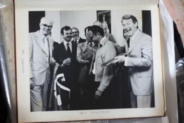 Bas Wie (tengah) mengatakan, menjadi subyek kejutan dalam episode acara TV ‘This Is Your Life’ di tahun 1978 sungguh spesial baginya. 