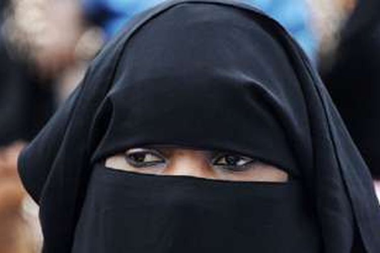 Penggunaan penutup kepala (jilbab, niqab, cadar, dan sejenisnya) bagi karyawan perempuan Muslim dilarang.
