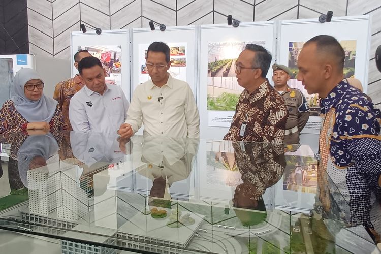 Pj Gubernur DKI Jakarta Heru Budi Hartono (tengah) bersama Direktur Utama PT Jakpro Iwan Takwin (kiri kedua) di Stasiun LRT Pegangsaan Dua, Jakarta Utara, Kamis (28/3/2024).