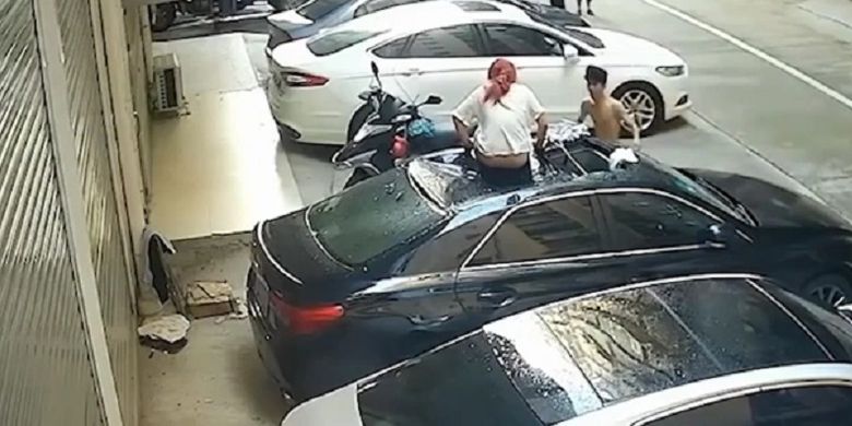 Potongan video dari rekaman CCTV memperlihatkan seorang wanita jatuh di atap mobil, setelah dia terpeleset dari balkon saat berhubungan seks.