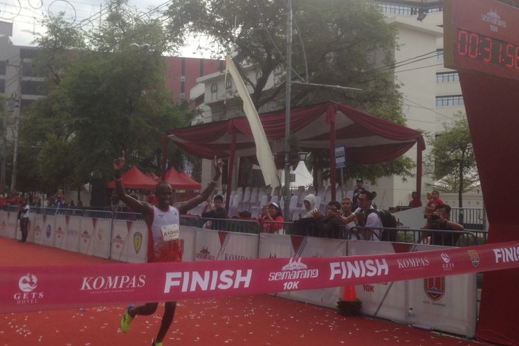 Pelari dari Afrika finish di kompetisi lari Semarang 10K, Minggu (16/12/2018).