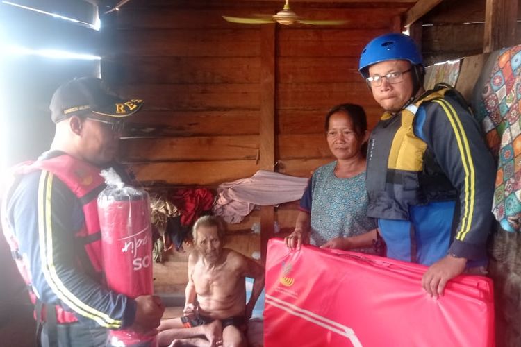 Lansia bernama Bosiu (76) warga Malinau Kaltara ini menjadi langganan evakuasi para relawan bencana setiap kali banjir melanda
