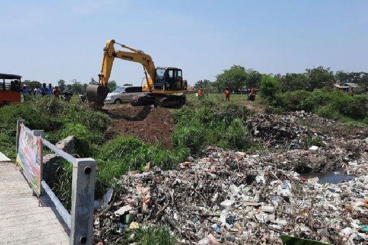 Hamparan sampah di Kali Busa, Desa Satria Mekar, Tambun Utara, Kabupaten Bekasi