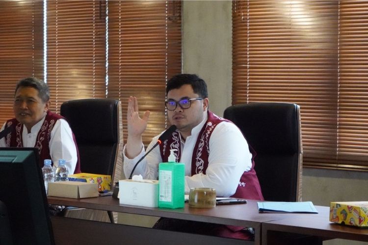 Bupati Kediri Hanindhito Himawan Pramana saat memimpin rapat persiapan selawatan dan tausiah kebangsaan di ruang Pamenang, kantor Pemkab Kediri, Kamis (4/5/2023).