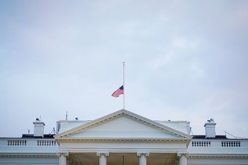 Gedung Putih Akhirnya Kibarkan Bendera Setengah Tiang untuk McCain