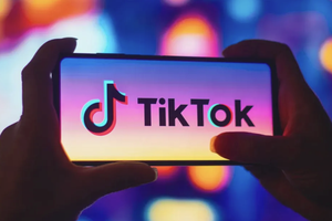 Komdigi Peringatkan TikTok dan Roblox untuk Segera Batasi Akun Anak Di Bawah 16 Tahun