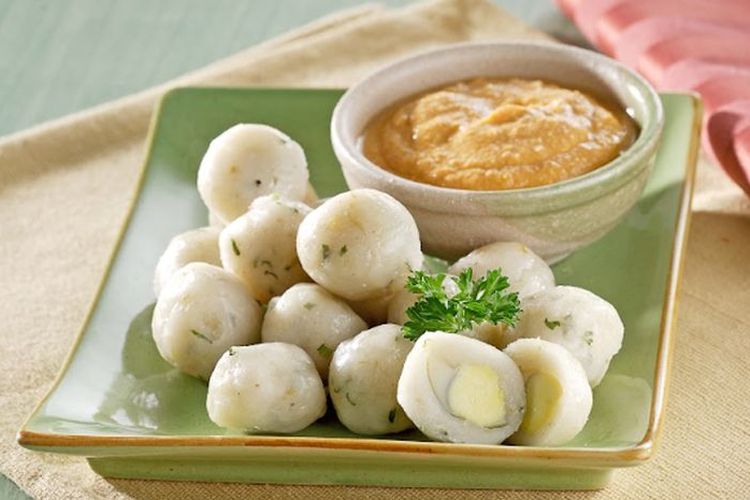 Cilok isi telur puyuh.