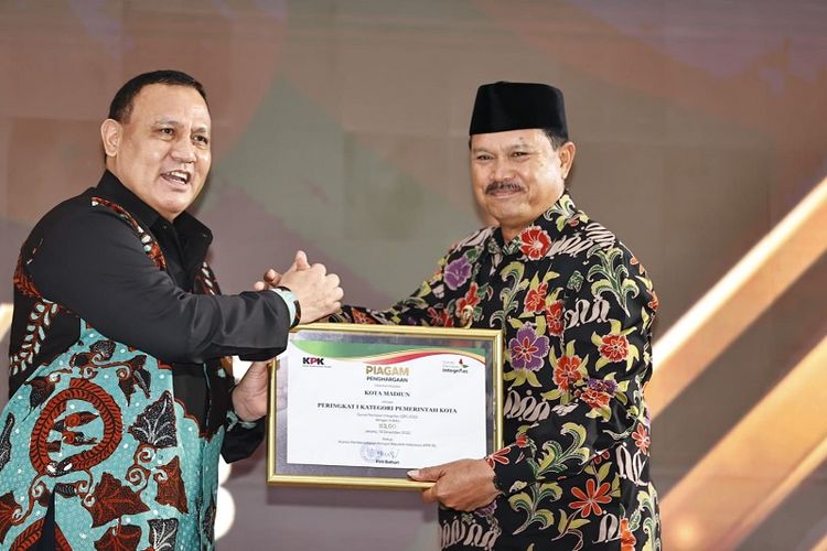 Wali Kota (Walkot) Madiun Maidi menerima secara langsung piagam penghargaan Survei Penilaian Integritas (SPI) 2022 yang keluarkan oleh Komisi Pemberantasan Korupsi (KPK), di Gedung Juang KPK, Jakarta, Rabu (14/12/2022). 