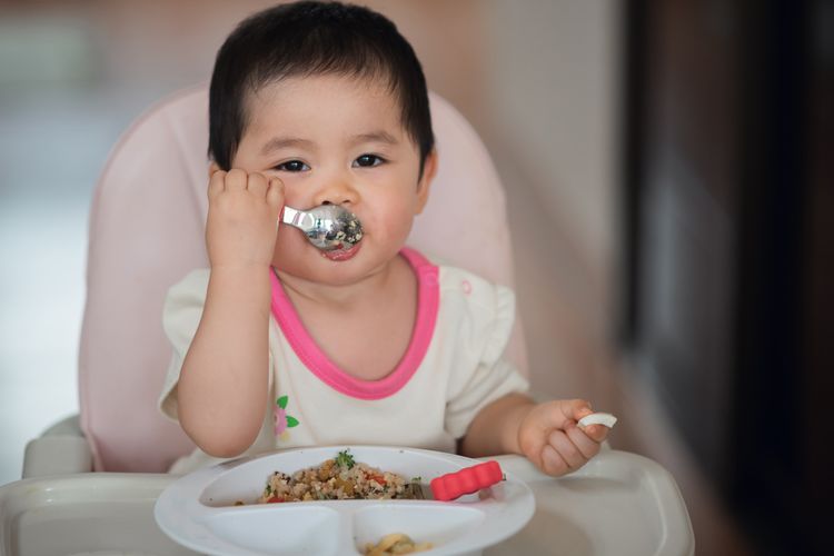 Ratusan anak di lima wilayah di Indonesia 80 persen memiliki kadar timbel darah di atas 5 mcg/dL. Perlu beberapa cara untuk mengatasinya, salah satunya adalah dengan beri anak makanan tinggi zat besi. 