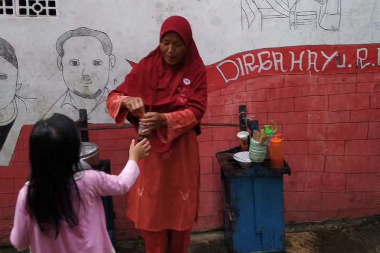 Mbak Sarminem melayani seorang anak yang membeli bakso cilok di Kampung Cikukulu, Desa Cisande, Kecamatan Cicantayan, Sukabumi, Kamis (21/3/2019)