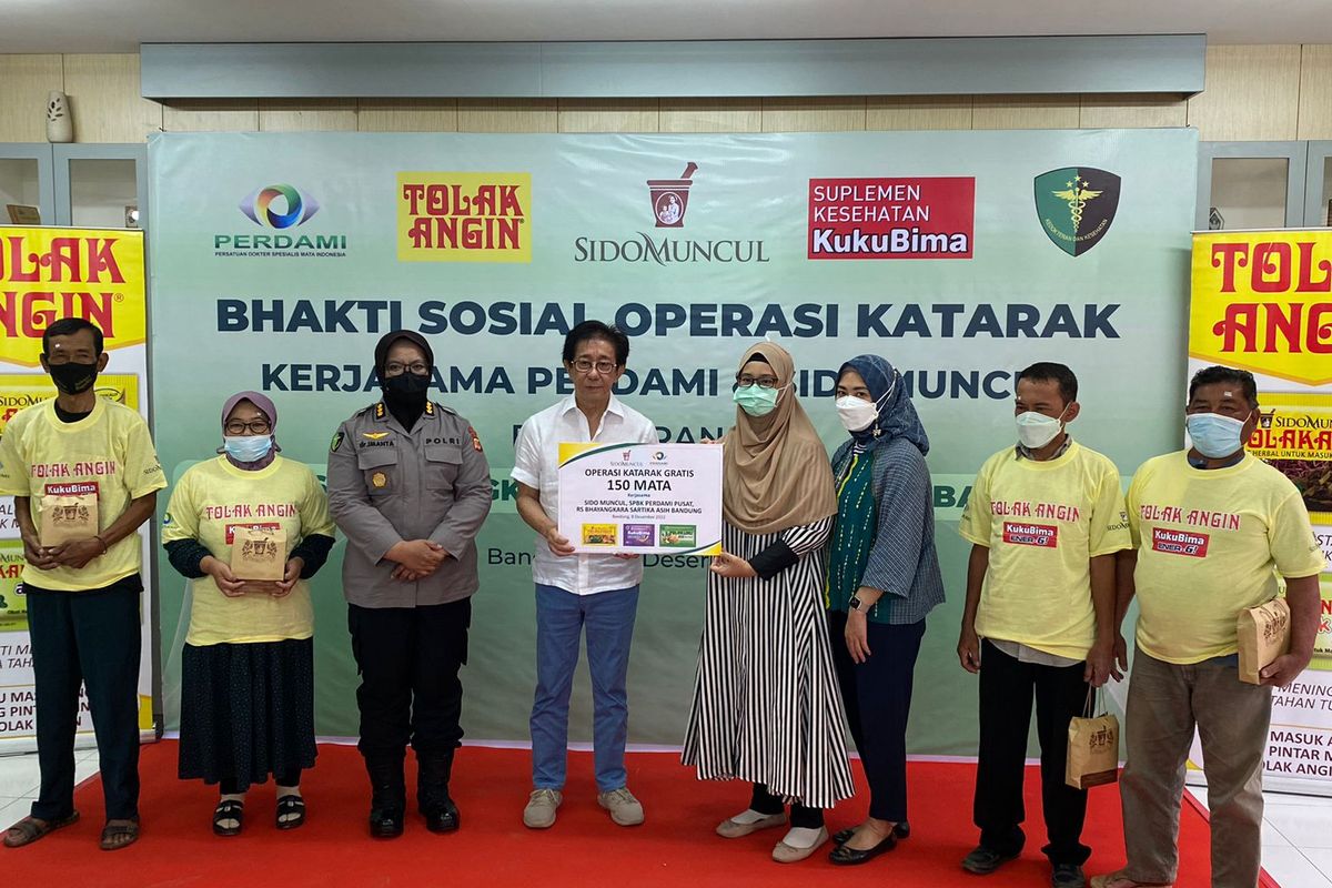 Penyerahan bantuan biaya operasi secara simbolis oleh Direktur Sido Muncul Irwan Hidayat kepada Karumkit Bhayangkara TK II Sartika Asih Bandung Kombes Pol dr SN Imanta Tarigan, SpPk, Kamis (8/12/2022). 