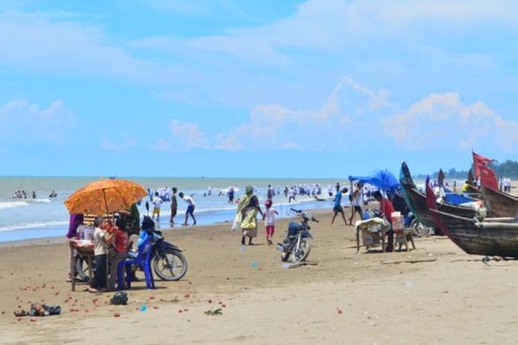 Pengunjung memadati  Pantai di Desa Bantayan, Kecamatan Seunuddon, Aceh Utara, Minggu (17/4/2016).