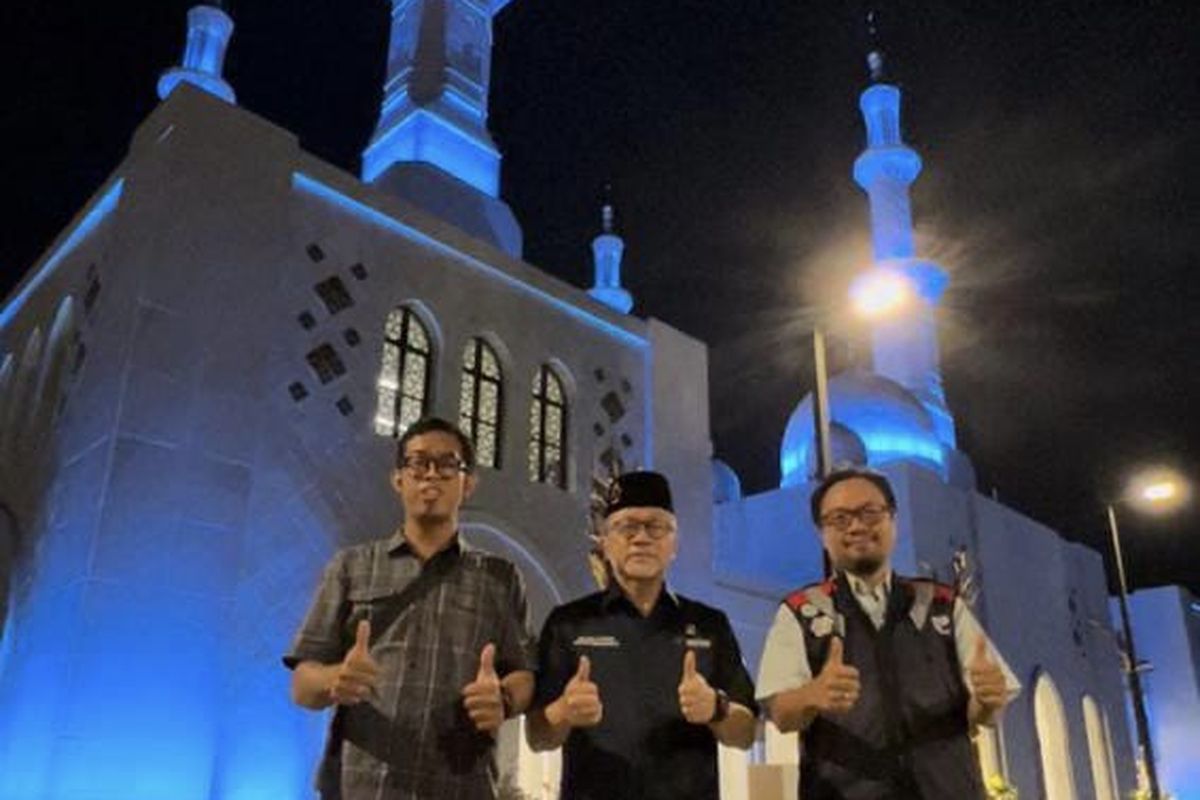 Menteri Perdagangan Zulkifli Hasan merasakan shalat di Masjid Raya Sheikh Zayed, di Surakarta, Senin (21/11/2022).