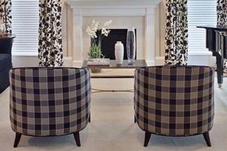 Motif garis-garis bukan hanya "mudah" diaplikasikan, namun juga memberikan "hantaman grafis" pada ruangan manapun di rumah Anda.