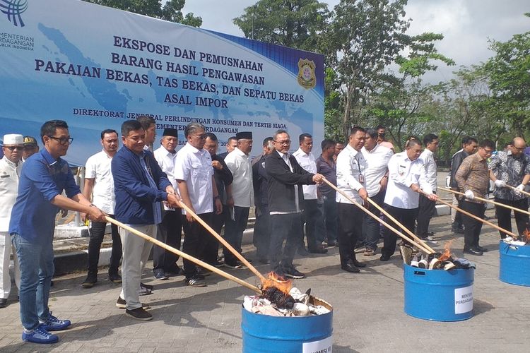 Mendag Zulkifli Hasan saat memusnahkan barang impor bekas di Terminal Payung Sekaki, Kota Pekanbaru, Riau, Jumat (17/3/2023).