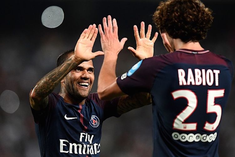 Dani Alves merayakan gol PSG bersama Adrien Rabiot pada pertandingan Piala Super Perancis kontra AS Monaco di Tanger, Sabtu (29/7/2017). 