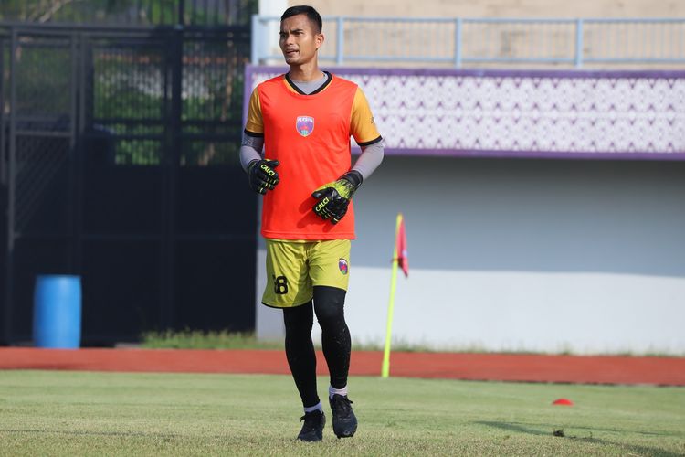 Penjaga gawang pinjaman dari Persib Bandung untuk Persita Tangerang Dhika Bayangkara. Dhika mendapat kontrak dengan Persita Tangerang satu musim yakni pada 2021-2022.
