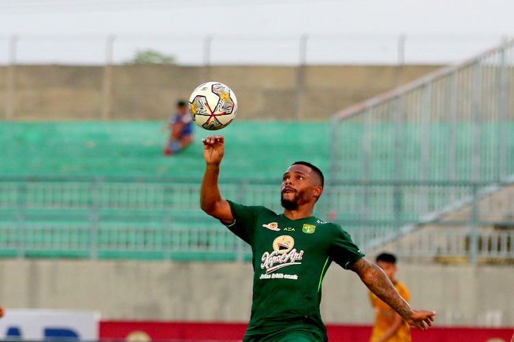 Pemain asing Persebaya Surabaya Paulo Victor mengontrol bola saat pertandingan pekan ke-20 Liga 1 2022-2023 melawan Bhayangkara FC yang berakhir dengan skor 2-1 di Stadion Gelora Joko Samudro Gresik, Senin (23/1/2023) sore.