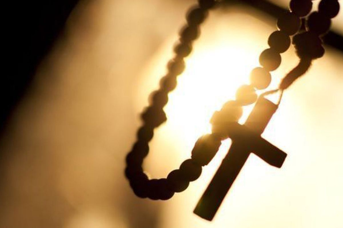Ilustrasi salib pada rosario.