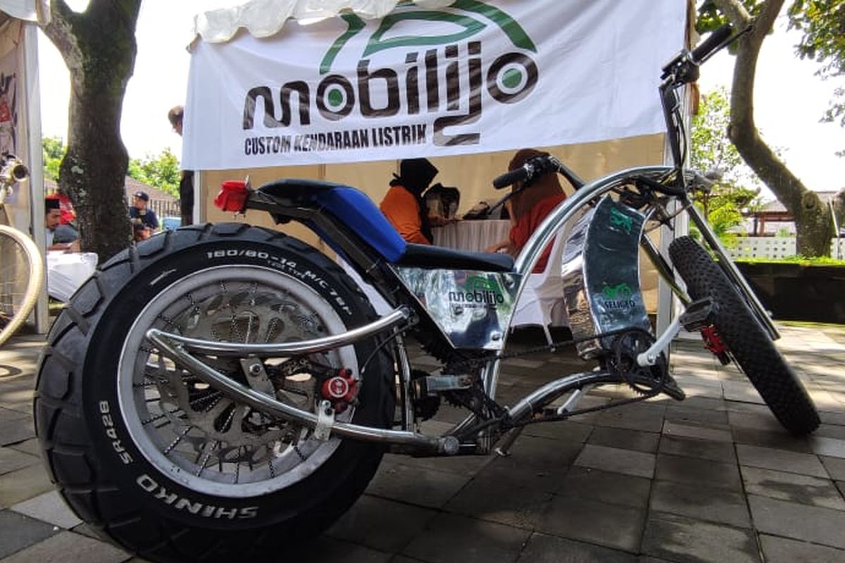 Salah satu sepeda listrik custom Mobilijo Yogyakarta dipamerkan dalam acara PNKJ di Borobudur Sabtu (2/11/2021).