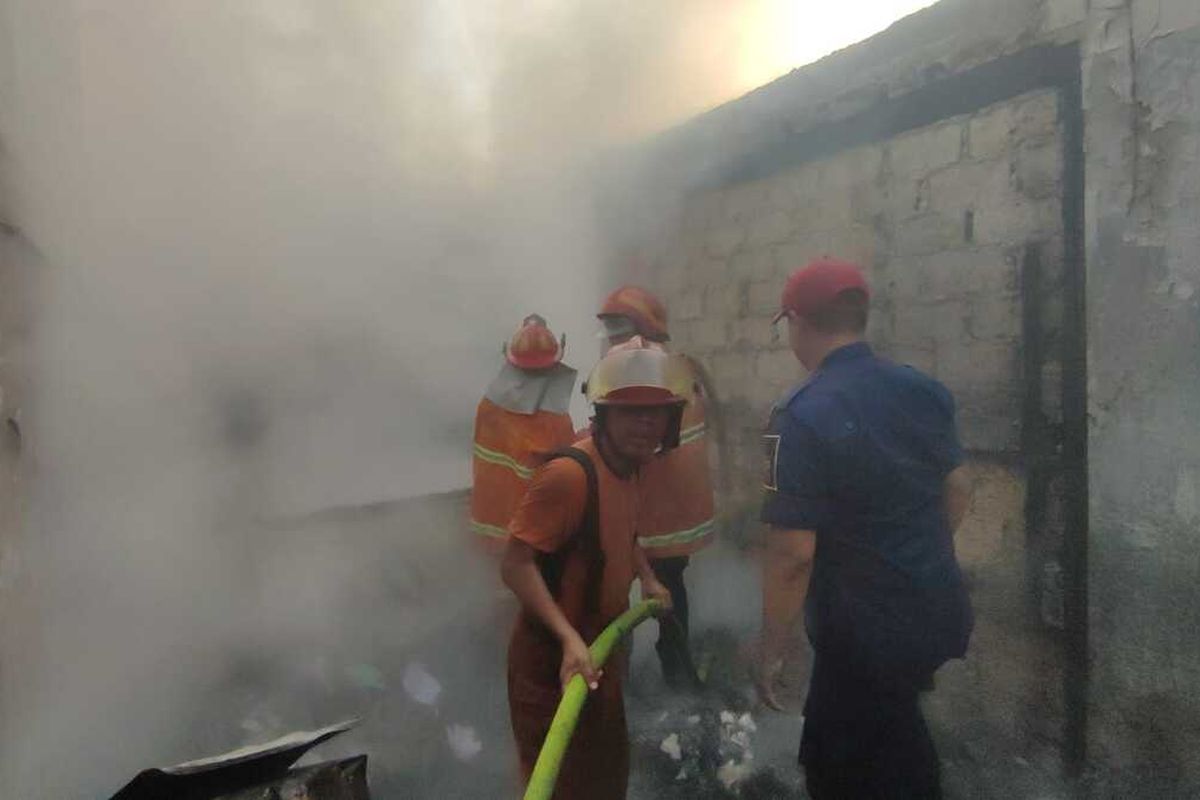Petugas pemadam kebakaran berusaha memadamkan api di salah satu rumah warga yang terbakar di Gang Tarmidi, Cibogor, Bogor Tengah, Kota Bogor, Jawa Barat, Senin (20/6/2022).