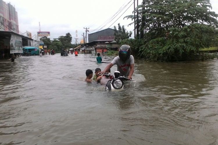 Kondisi banjir di Kota Makassar yang menggenangi ribuan rumah dengan ketinggian bervariasi, mulai dari 50 sentimeter hingga 1,5 meter. Banjir terparah terjadi di Kompleks Kodam Tiga, Kelurahan Katimbang, Kecamatan Biringkanaya, Makassar, yang mencapai 1,5 meter dan menggenangi rumah warga hingga seukuran dada orang dewasa.