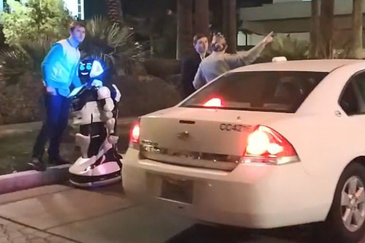 Mobile swakemudi Tesla tabrak robot di Las Vegas