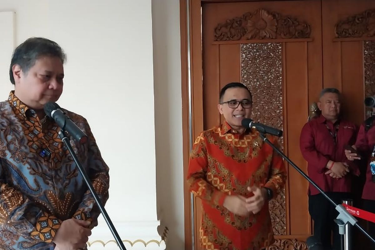 Menko Bidang Perekonomian Airlangga Hartarto dan Menteri PANRB Abdullah Azwar Anas memberikan keterangan pers di acara Rapat Koordinasi Pengadaan ASN, Jakarta, Kamis (3/8/2023).