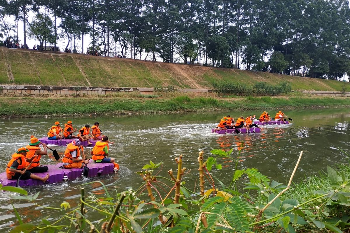 Pasukan oranye UPK Badan Air Duren Sawit lomba balap dayung di aliran Banjir Kanal Timur, Jakarta Timur, Sabtu (17/8/2019).