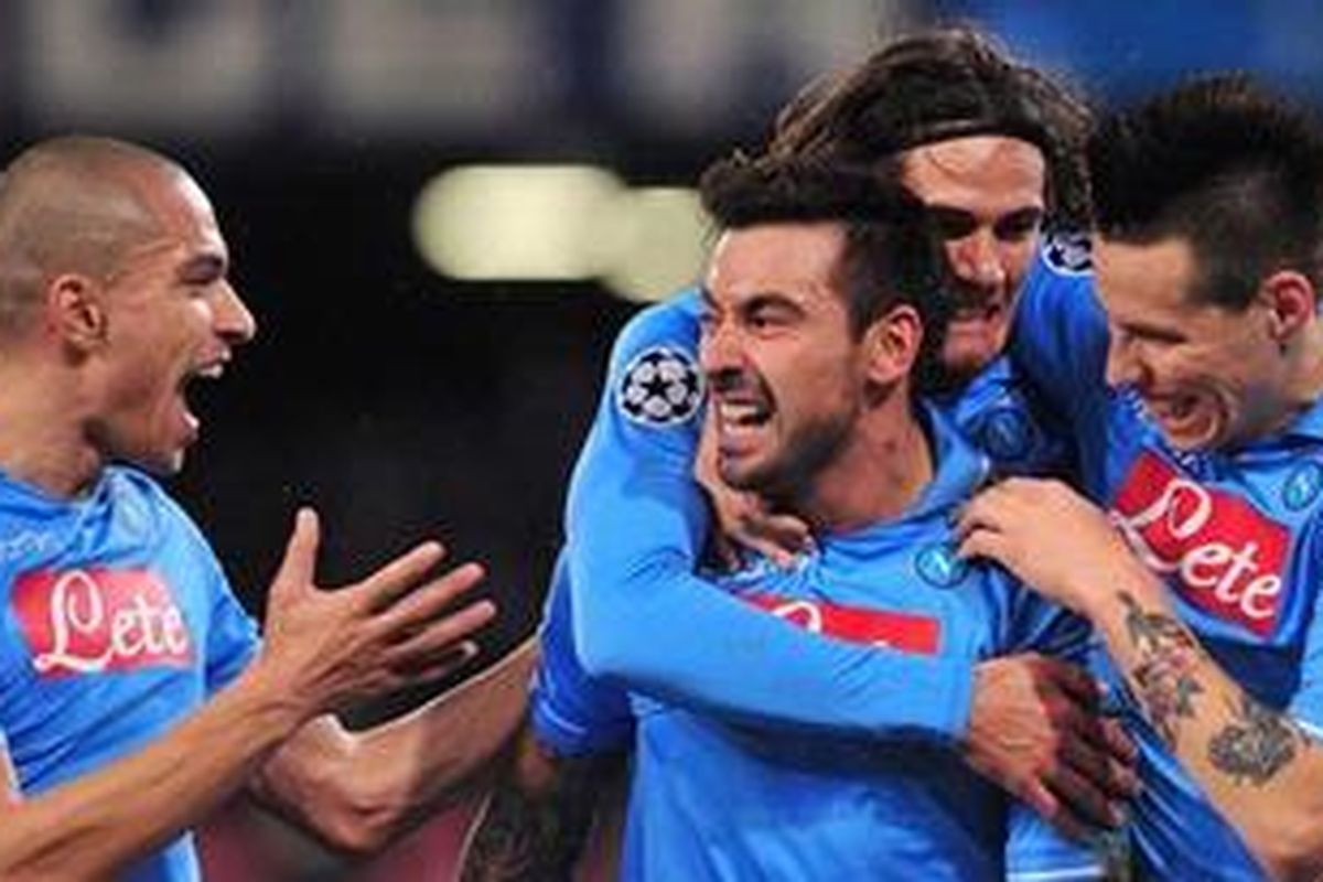 Ezequiel Lavezzi (tengah) disambut rekan-rekannya setelah mencetak gol ke gawang Chelsea pada leg pertama babak 16 besar Liga Champions, Selasa atau Rabu (22/12/2012) dini hari WIB. Lavezzi mencetak dua gol dan Napoli menang 3-1.