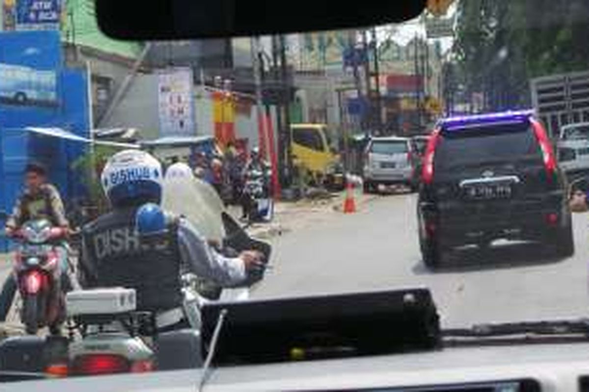 Motor pengawalan dari Dinas Perhubungan dan Transportasi (Dishubtrans) DKI Jakarta terlihat mengawal mobil dinas Gubernur DKI Jakarta Basuki Tjahaja Purnama atau Ahok, Kamis (12/5/2016).