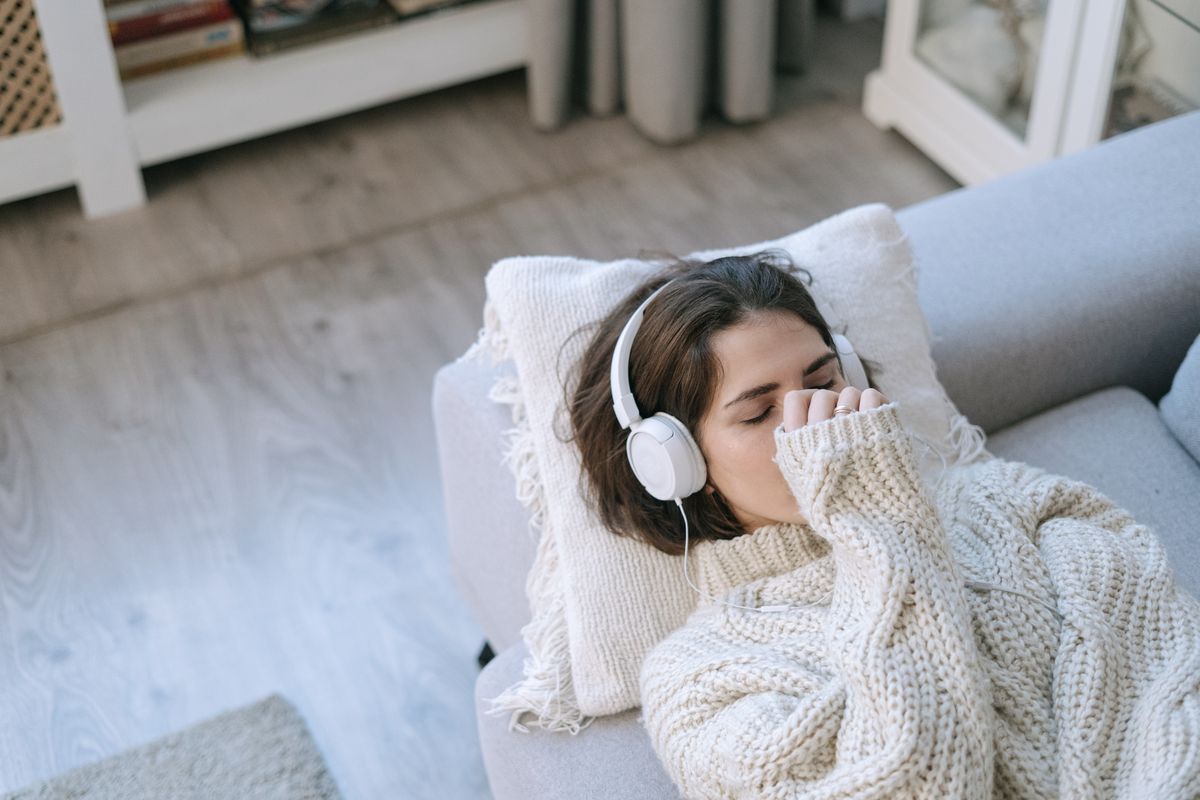 Ada banyak hal yang membuat seseorang menggunakan headphone saat tidur. Tetapi, apakah kebiasaan ini aman bagi kesehatan telinga.  