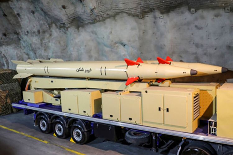 Foto yang dirilis Rabu (9/2/2022) oleh Sepahnews ini adalah rudal Kheibar Shekan di lokasi yang dirahasiakan di Iran. Pada Rabu, saluran televisi pemerintah Iran mengumumkan rudal baru dengan bahan bakar padat dan jangkauan 1.450 kilometer yang memungkinkannya mencapai Israel dan pangkalan AS di wilayah tersebut.