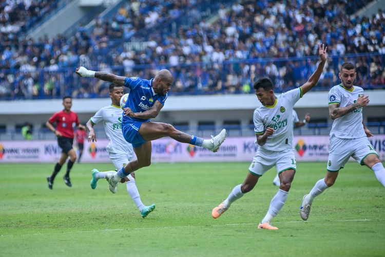 David da Silva penyerang Persib saat melepaskan tendangan memberi ancaman di pertahanan Persikabo 1973, dalam pertandingan pekan ke-12 Liga 1 2023-2024 antara Persib vs Persikabo 1973, pada Sabtu (16/9/2023) di Stadion Gelora Bandung Lautan Api (GBLA). 