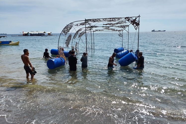 Terumbu karang yang ditenggelamkan di Pantai Bangsring Wongsorejo 