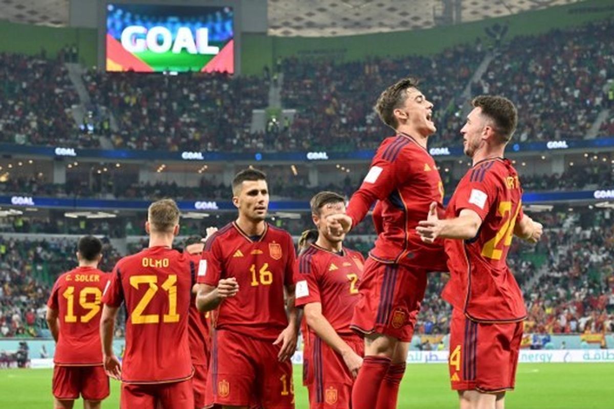 Gelandang timnas Spanyol Gavi (dua dari kanan) merayakan golnya ke gawang Kosta Rika pada laga matchday pertama Grup E Piala Dunia 2022 di Stadion Al Thumama, Qatar, Rabu (23/11/2022) malam WIB. Spanyol akan menghadapi Maroko pada laga babak 16 besar Piala Dunia 2022 di Stadion Education City, Al Rayyan, Qatar, Selasa (6/12/2022) malam WIB.