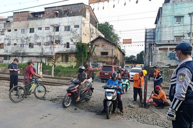 Ketika Pelintasan Liar Kereta Menjamur, Disiplin Publik Jadi Penentu Keselamatan