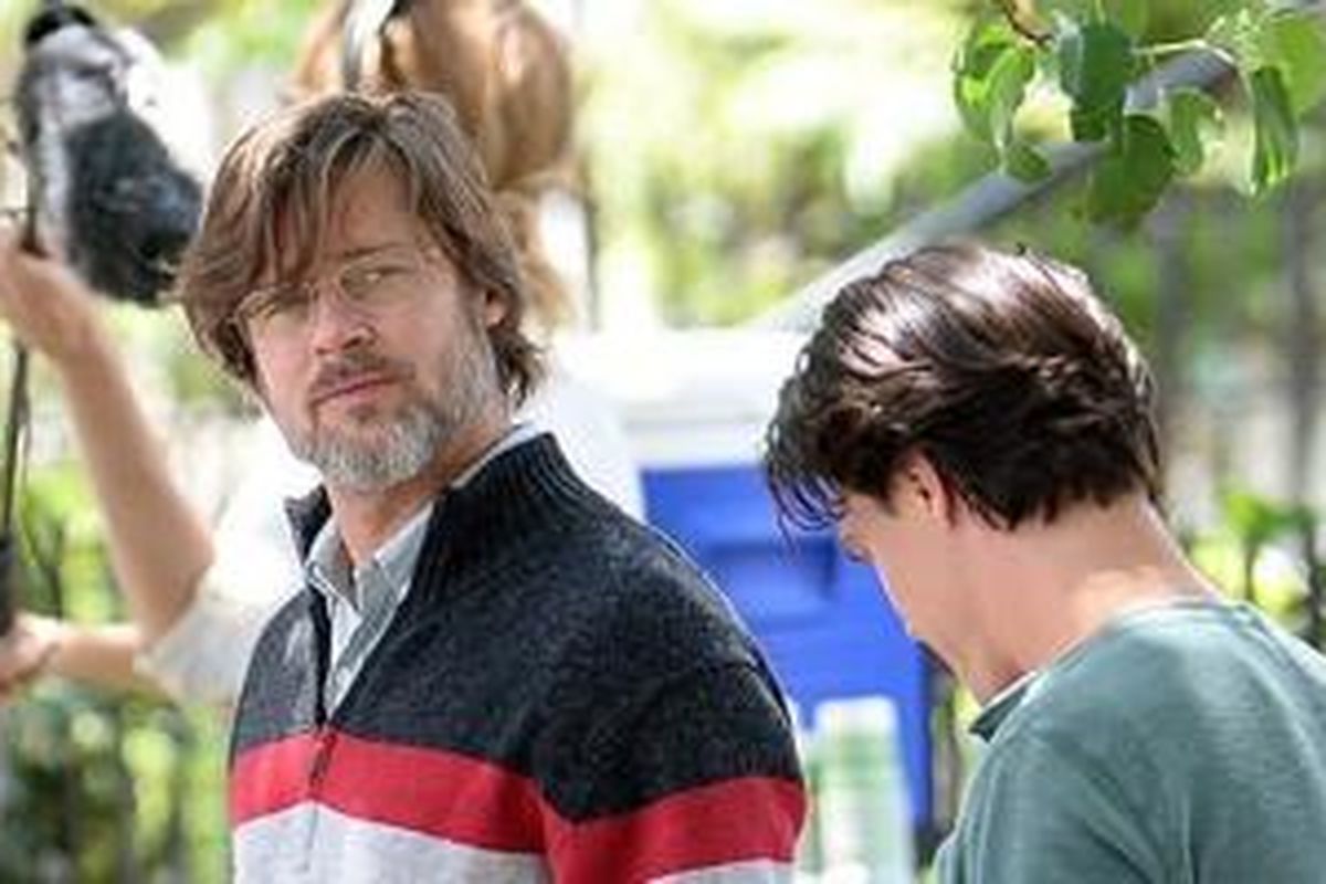 Brad Pitt (51), tampil dengan jenggot putih lebat, rambut cokelat panjang, dan kacamata besar layaknya seorang pria jaman dulu yang sudah tak peduli dengan penampilannya.