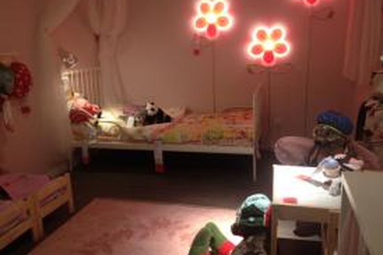 Salah satu room set, atau tata perabotan, untuk kamar anak perempuan di IKEA Alam Sutera, Tangerang, Banten. Ruangan ini dianggap feminin karena dinding bercat merah muda dan dilengkapi lampu berbentuk bunga.