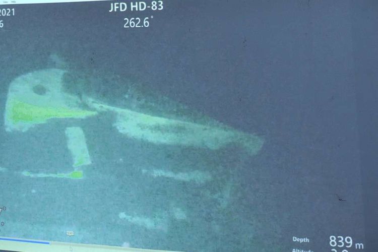 Bagian kapal KRI Nanggala 402 hasil citra Remotely Operated Vehicle (ROV) MV Swift Rescue ditunjukkan saat konferensi pers di Lanud I Gusti Ngurah Rai, Badung, Bali, Minggu (25/4/2021).  KRI Nanggala 402 dipastikan tenggelam dan 53 awak kapalnya gugur di perairan utara Bali.