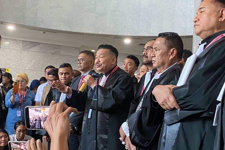 Anggota tim pembela Prabowo-Gibran lainnya, Otto Hasibuan menyampaikan pendapat usai sidang putusan perselisihan hasil pemilihan umum (PHPU) di Gedung MK, Jakarta Pusat, Senin (22/4/2024). 