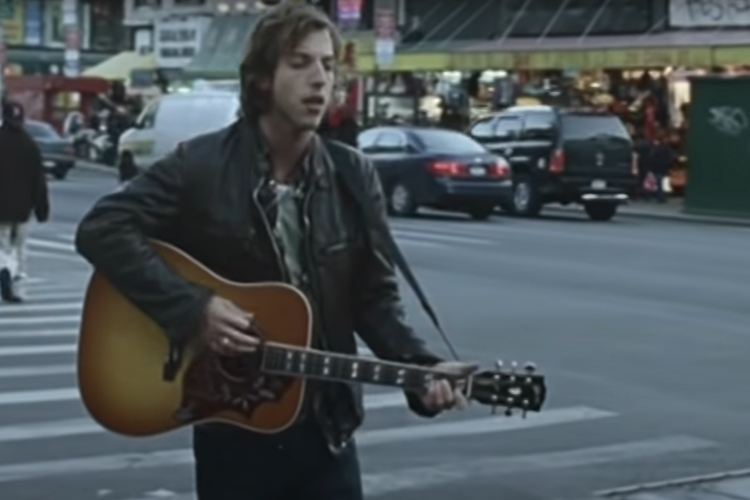 Potongan gambar dari video musik You Give Me Something yang dibawakan James Morrison