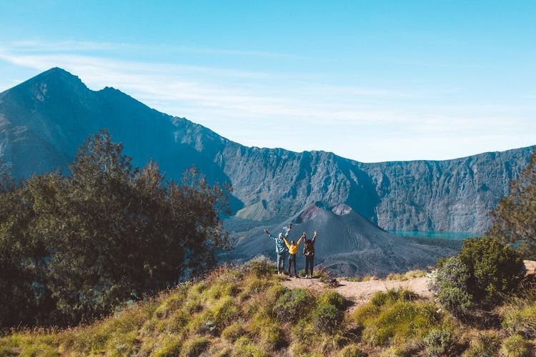 Pendaki Malaysia Cedera di Gunung Rinjani, Evakuasi Helikopter Tertunda akibat Cuaca Buruk